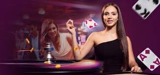 Dealer langsung di studio Speed Blackjack betogel88 dengan tampilan meja kartu dan chip